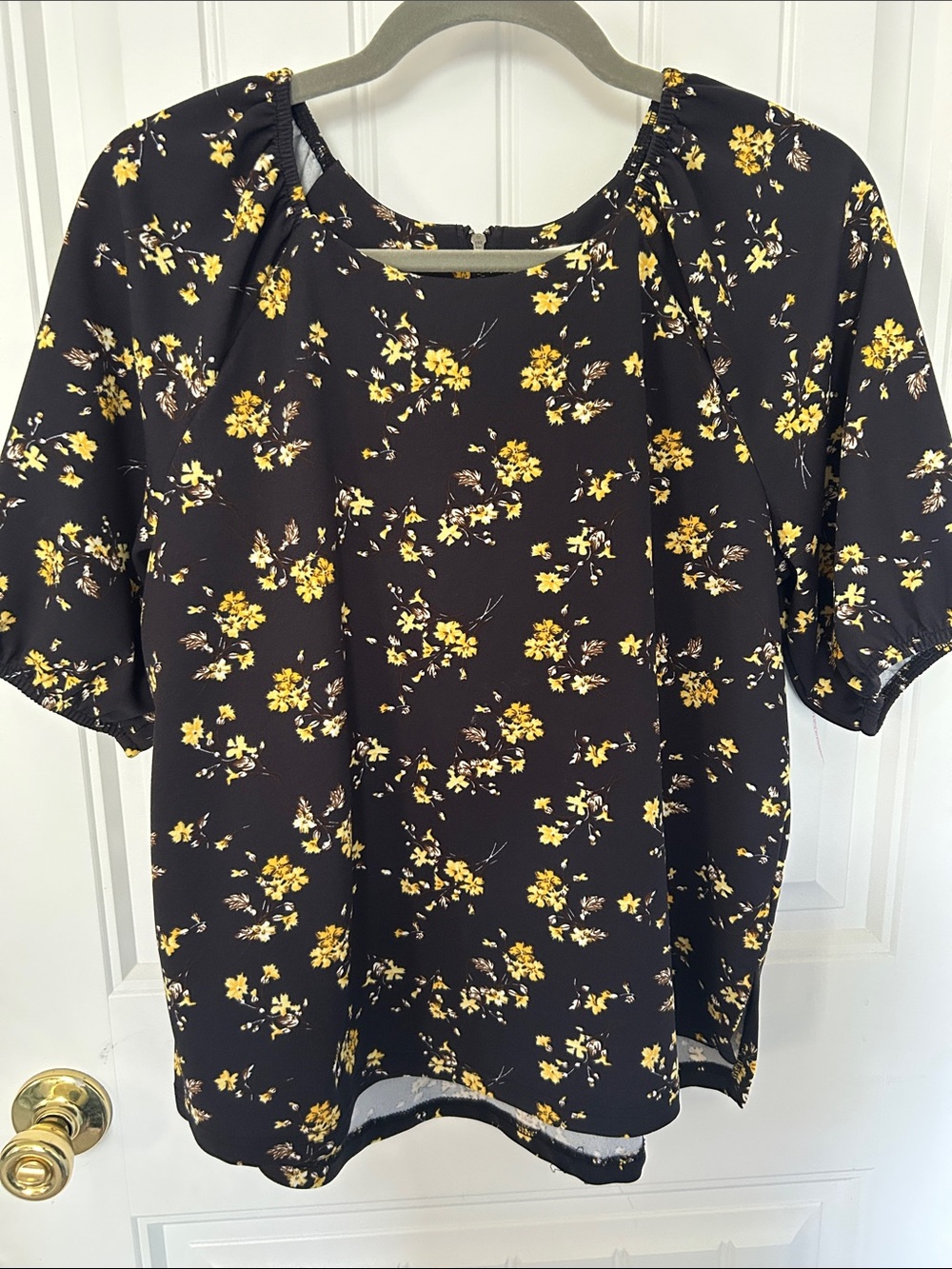 MELLODAY Black Short-Sleeve Blouse with Yellow Floral Pattern
